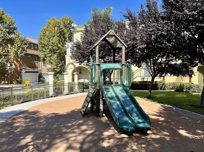 Building Photo - Modern 3-Bed, 3.5-Bath Townhome in Prime S...