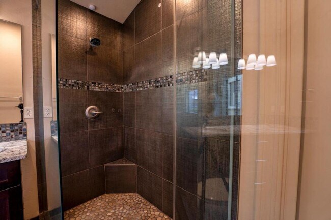 Building Photo - 2010 E 1st St