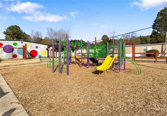 Building Photo - 204 Fleetwood Dr