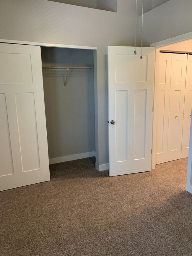 Building Photo - Spacious 2 Bed 1.5 Bath Townhome in Murray ! $500 Amazon Gift Card!