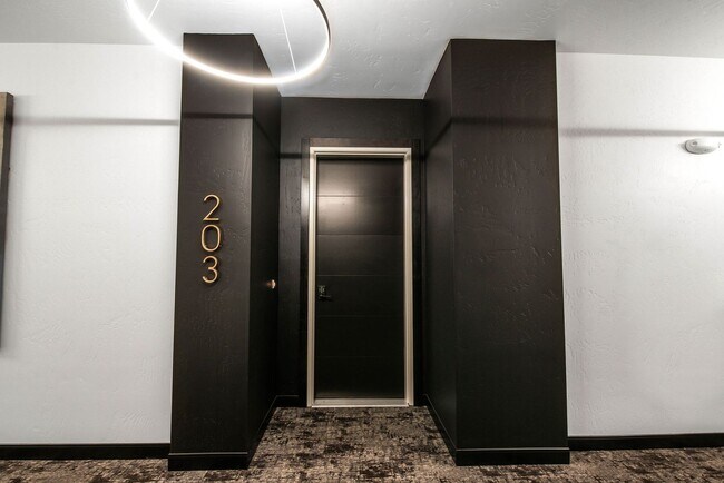 Building Photo - Modern Midtown Living | 2 Bed, 2 Bath Near...