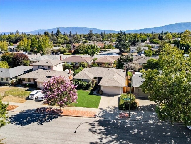 Building Photo - 4 Bedroom Home in Strawberry Park Stunner