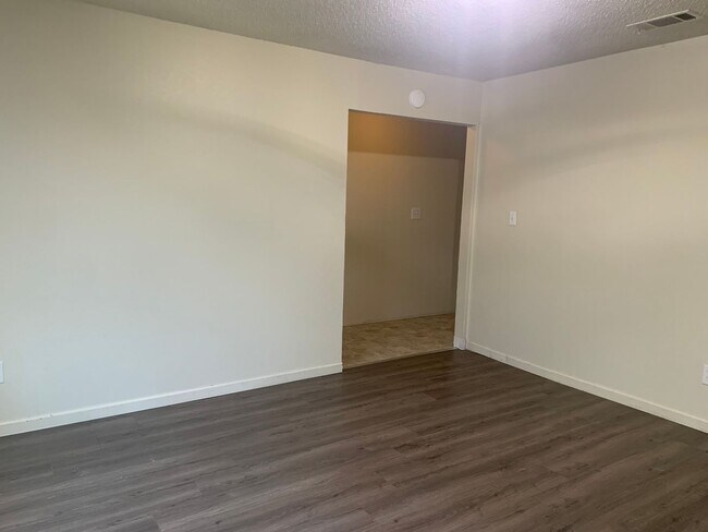 Building Photo - Rent Reduced-Won’t Last Long!!!
