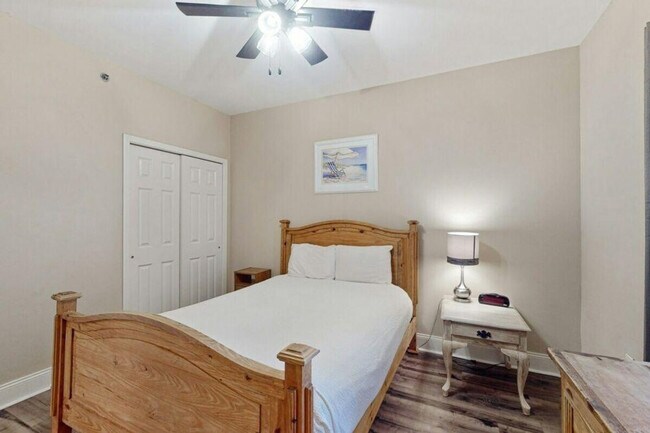 Building Photo - 9860 S Thomas Dr