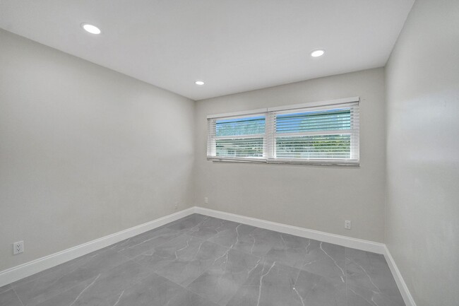Building Photo - Beautifully Renovated 3BR/2BA Townhome in ...