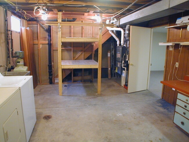 Building Photo - House For Lease