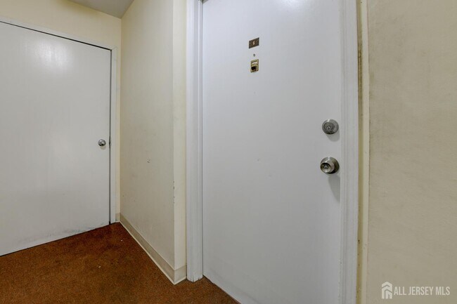 Building Photo - 6 College Dr