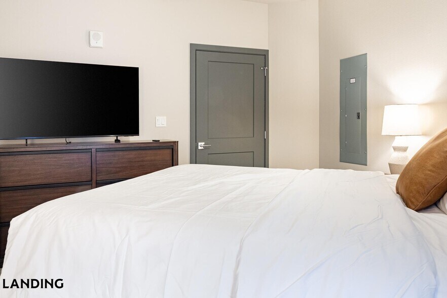 Building Photo - 415 E 2nd St S