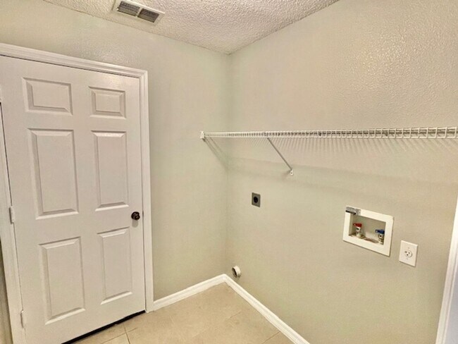 Building Photo - Sanford - 4 Bedroom, 2 Bathroom - $2,395.00