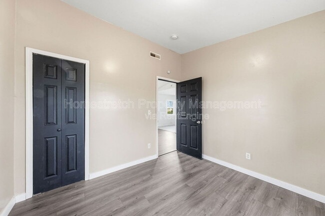 Building Photo - 133 St Thomas Ln