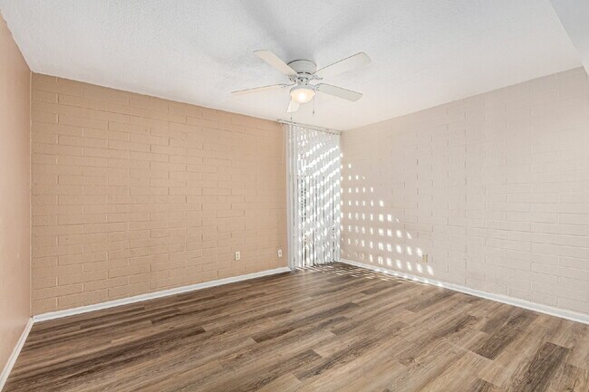 Building Photo - Great Location - 2 bed 1 bath Private Yard