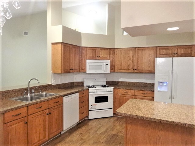 Building Photo - 3334 Lakeview Cir