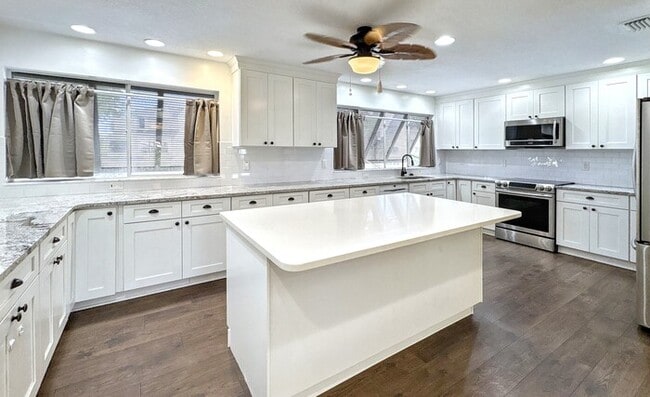 Building Photo - 13963 Lake Point Dr
