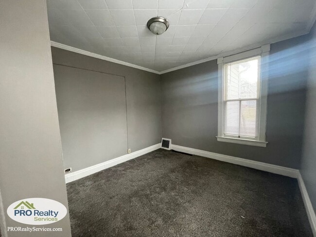 Building Photo - 264 Sidney St E