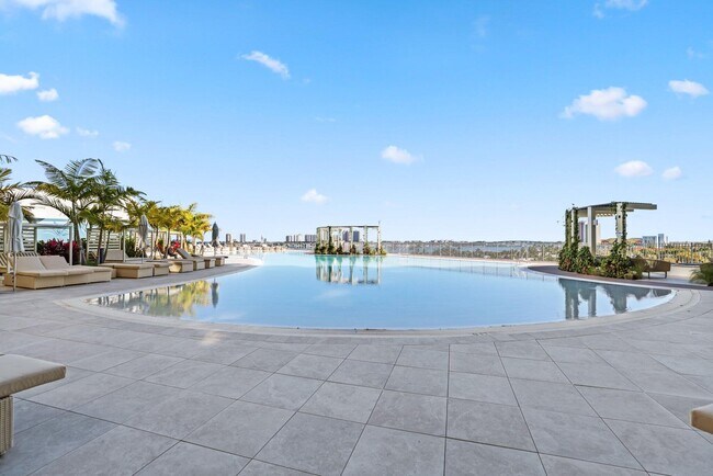 Building Photo - 220 Lake Shore Dr