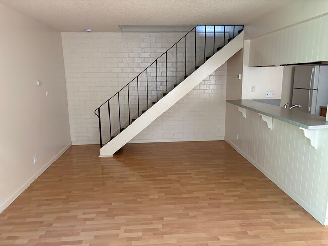 Building Photo - Beautifully maintained 2 bedroom condo