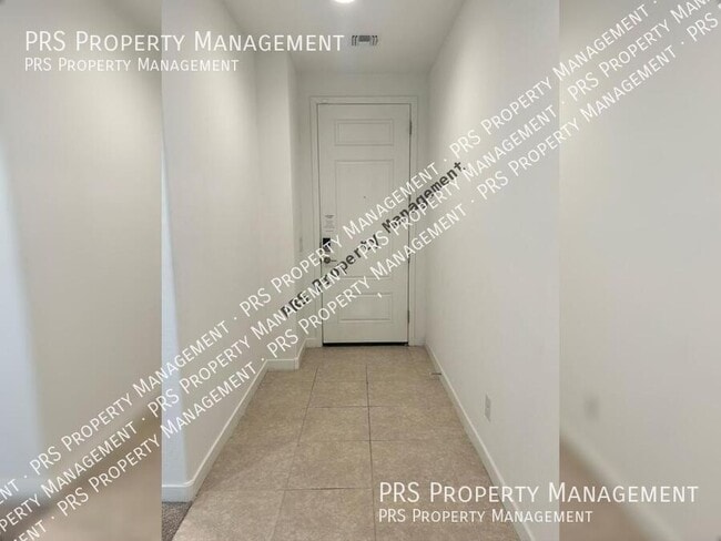 Building Photo - 2658 S Reavis Falls Rd