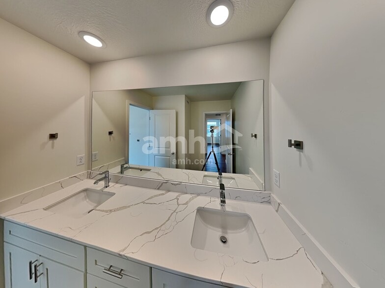 Building Photo - 9508 W Shumard St