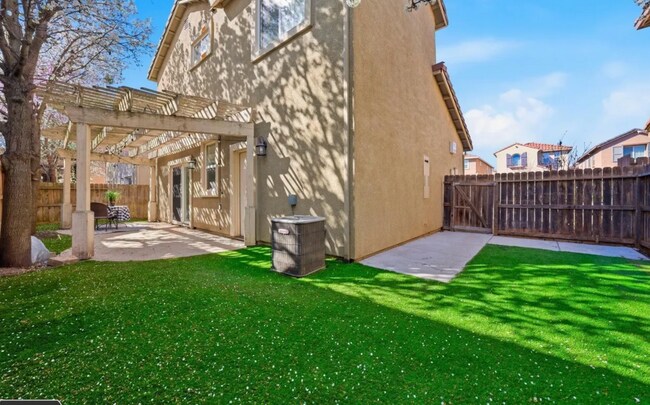 Building Photo - Amazing 3/2.5 N. Natomas!  Beautiful.  Please read full add below for details.