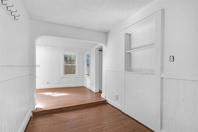 Building Photo - 176 NE 50th St