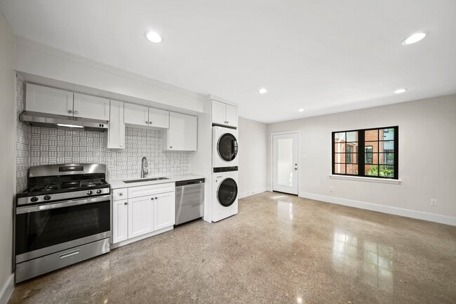 Building Photo - 520 Lovett Blvd