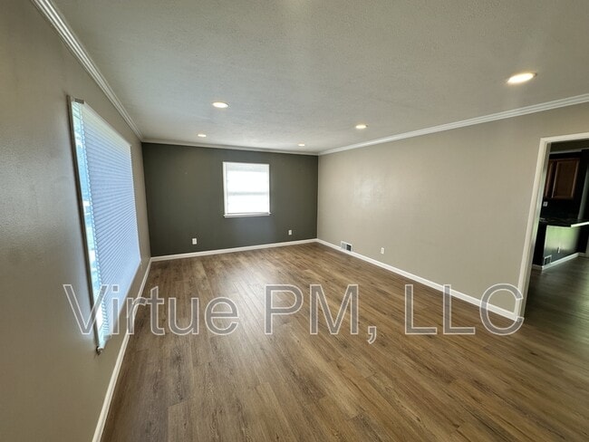 Building Photo - 812 6th St