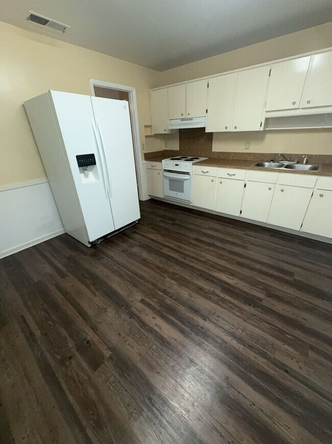 Building Photo - 2216 Welch Dr