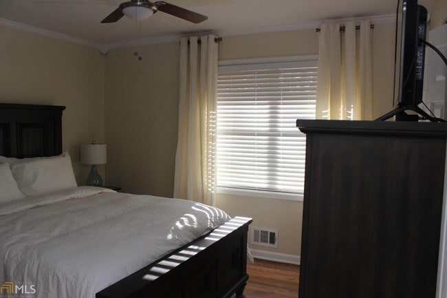 Building Photo - 1260 Woodland Ave NE