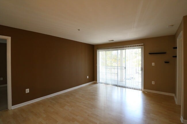 Building Photo - Spacious 2BD/2BA Condo with Balcony in Fou...