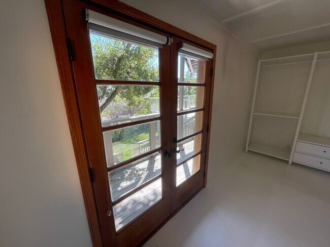 Building Photo - 1915 Oakview Dr