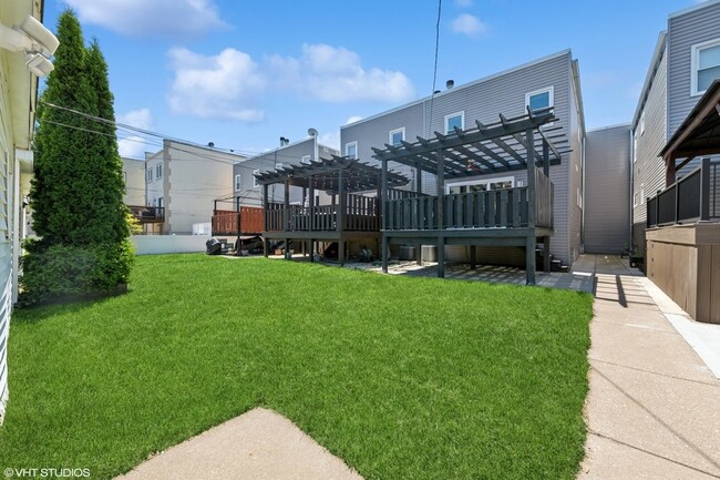 Building Photo - 3125 S Giles Ave