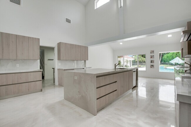 Building Photo - 7351 Valencia Dr