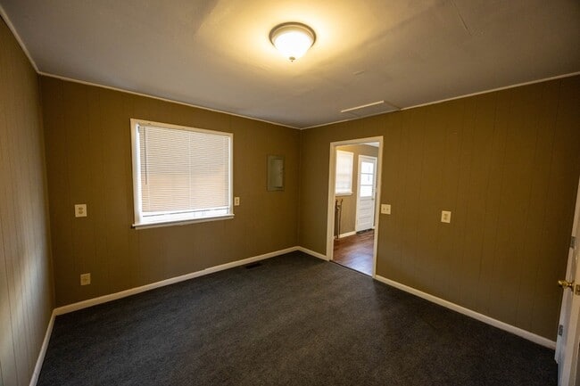 Building Photo - 200 Sycamore St N