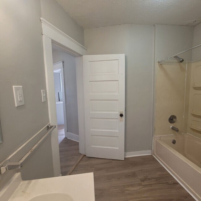 Building Photo - 1527 SW Mulvane St