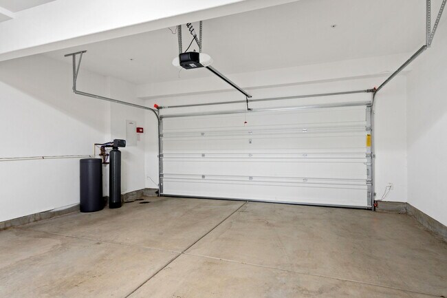 Building Photo - 5301 E Commerce Way