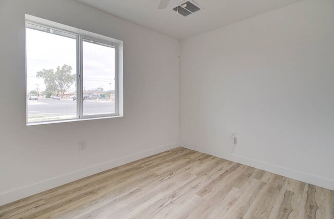Building Photo - 2539 N 39th Ave