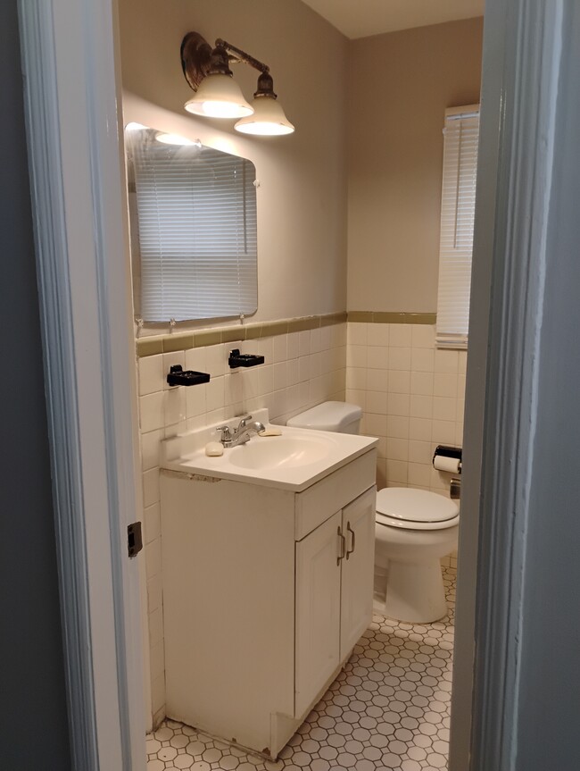 Full bathroom - 1711 Norton Rd