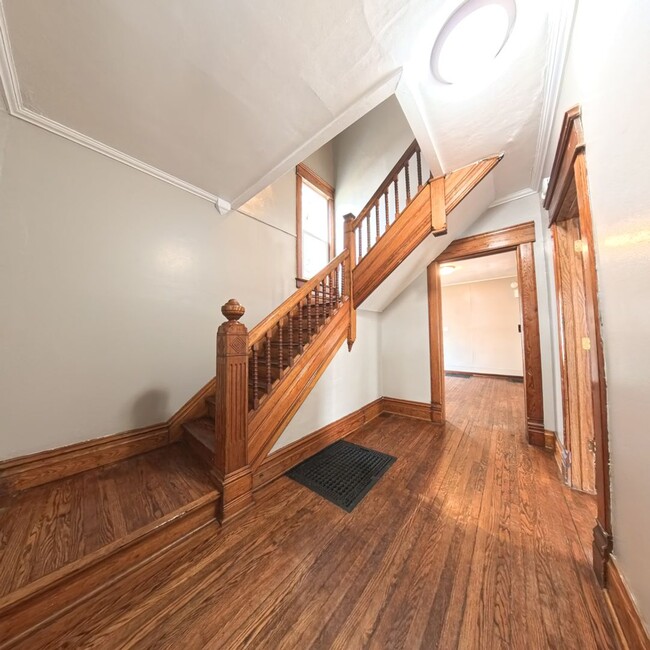 Building Photo - Spacious 5 bedroom 2 Bath Home