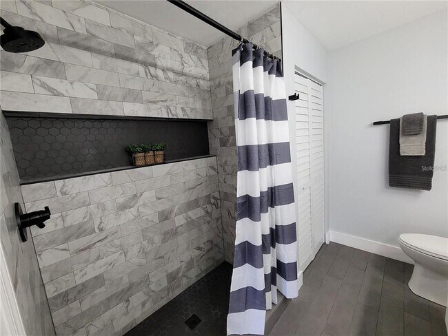 Building Photo - 1801 E Lake Rd S