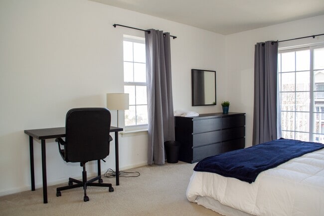 Building Photo - 889 Green St