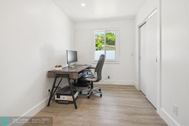 Building Photo - 1670 SW 22nd Ave