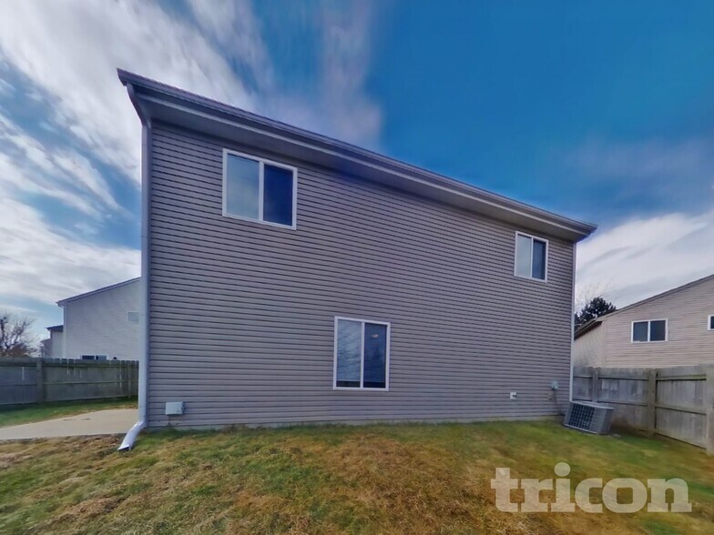 Building Photo - 2621 Grand Fir Dr