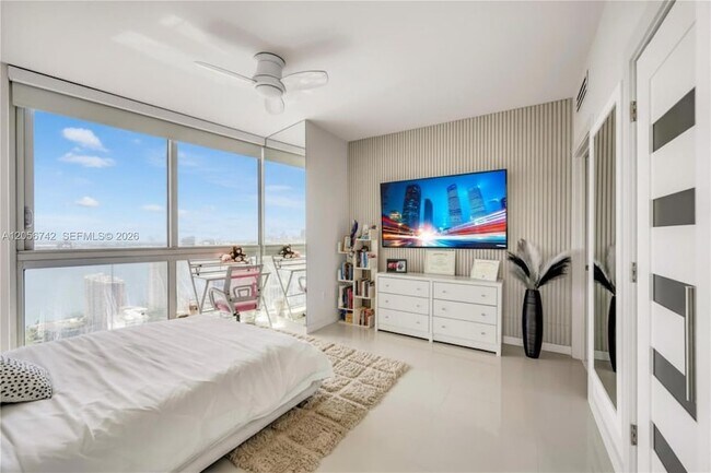 Building Photo - 495 Brickell Ave