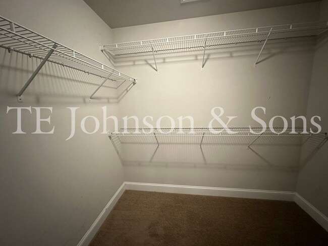 Building Photo - Stunning 3 Bedroom 2.5 Bath in Winston Salem