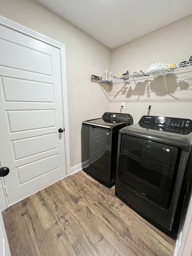 Building Photo - Move-In Specials Available! Beautiful Sing...