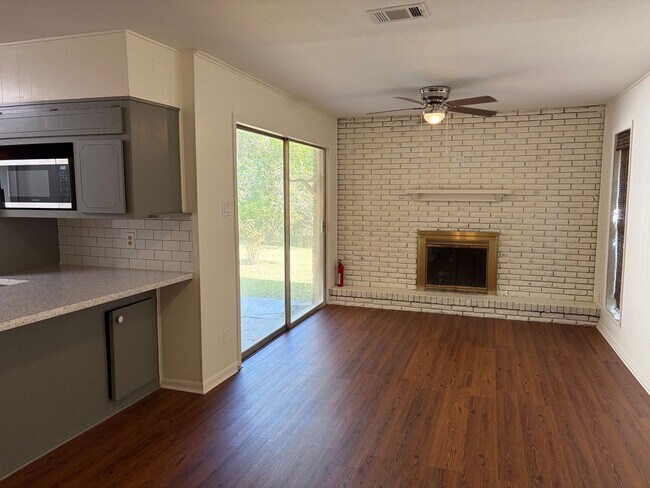 Building Photo - 356 Fontaine St