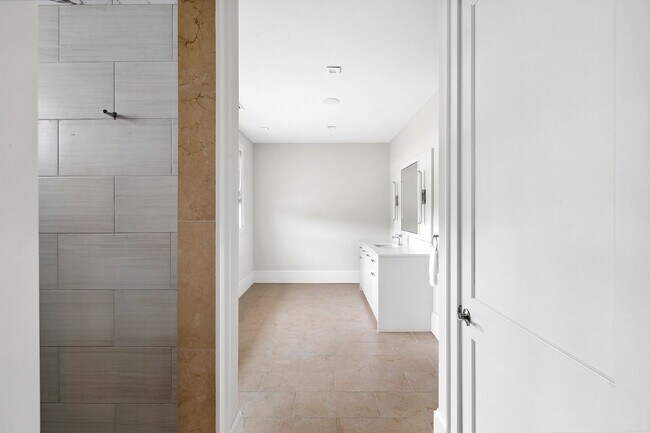 Building Photo - 127 Greenleaf Ln