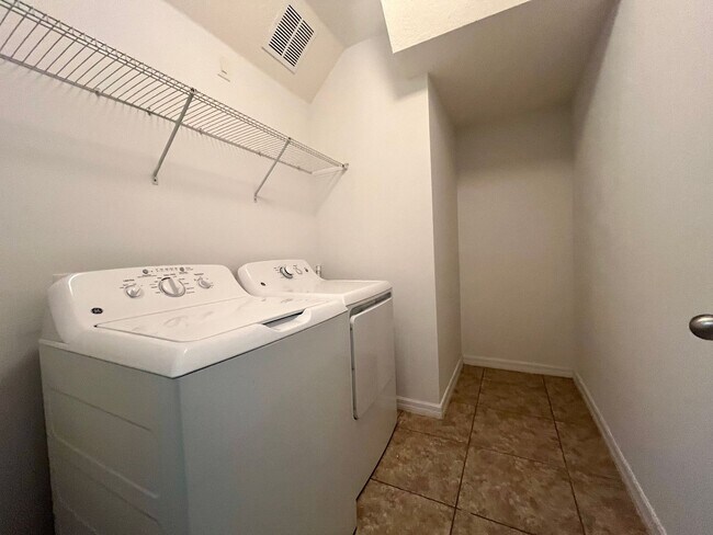 Building Photo - Plant City Townhome!!