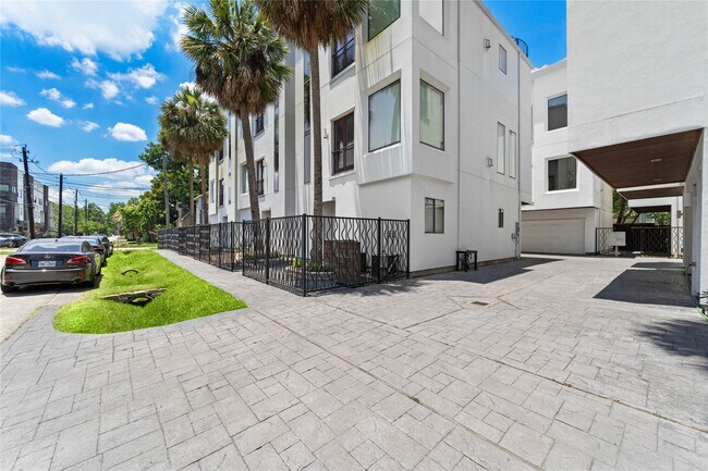 Building Photo - 709 Reinicke St