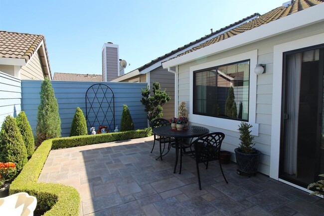 Building Photo - 3 bedroom in desirable Regency Park!